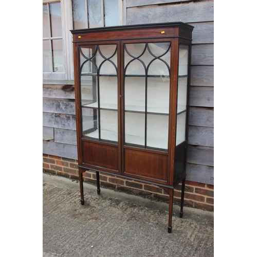 496 - A late 19th century walnut and line inlaid display cabinet enclosed Gothic lattice glazed doors, on ... 