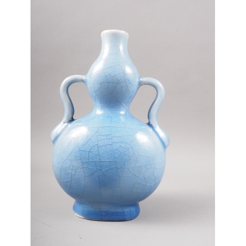 107 - A Chinese porcelain twin-handled double gourd vase with blue crackle glaze, seal mark to base, 6 3/4... 