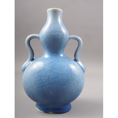 107 - A Chinese porcelain twin-handled double gourd vase with blue crackle glaze, seal mark to base, 6 3/4... 