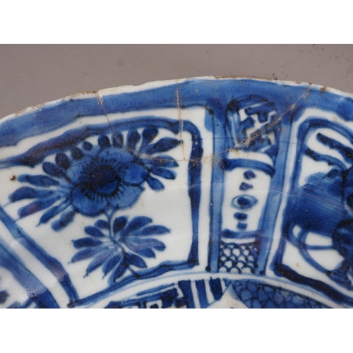 119 - An 18th century Kraak porcelain dish with traditional decoration, 11 1/2