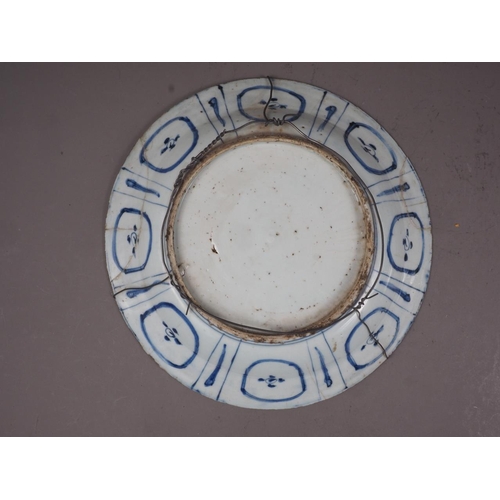 119 - An 18th century Kraak porcelain dish with traditional decoration, 11 1/2