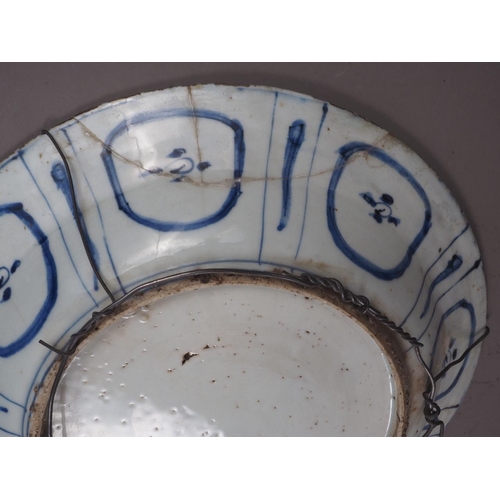 119 - An 18th century Kraak porcelain dish with traditional decoration, 11 1/2