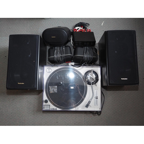 260 - A Technics Quartz SL-1200MK2, a pair of Technics SB-CH900 speakers, 15 1/4