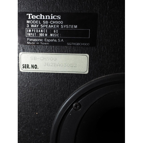 260 - A Technics Quartz SL-1200MK2, a pair of Technics SB-CH900 speakers, 15 1/4