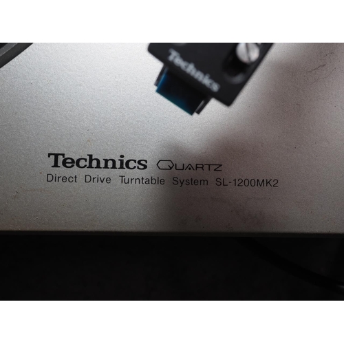 260 - A Technics Quartz SL-1200MK2, a pair of Technics SB-CH900 speakers, 15 1/4