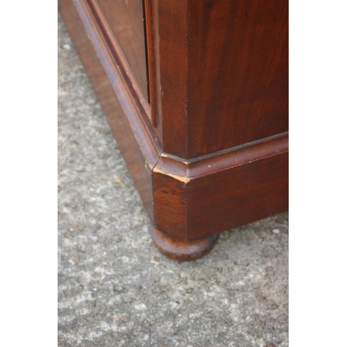 483 - A 19th century French plum pudding marble top commode, fitted five drawers, on block base, 48