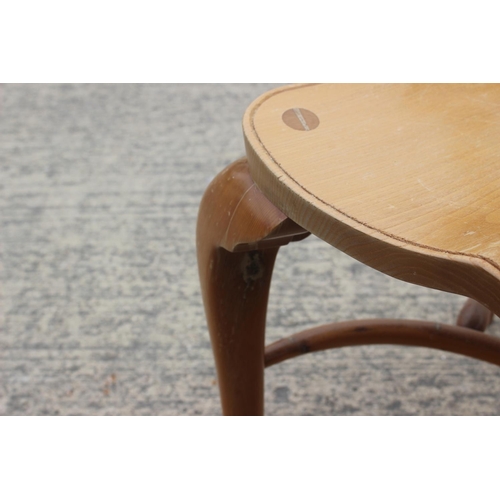 552 - A Stewart Linford yew Windsor standard chair with pierced splat and crinoline stretcher, on turned s... 