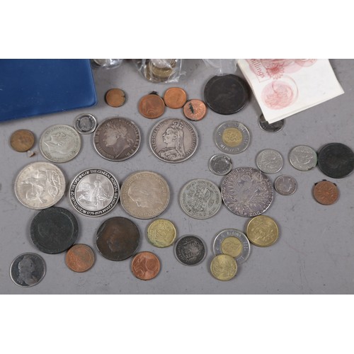 365 - A selection of 19th century and later British coinage, including an 1821 crown, an 1890 crown and va... 