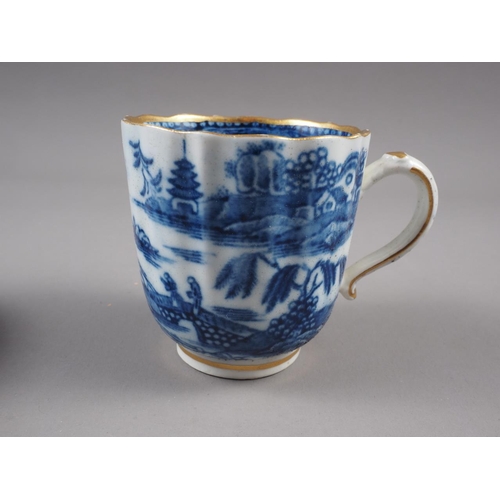 39 - A 19th century Chinese blue, white and gilt decorated tea cup (hairline crack), a 19th century Chine... 