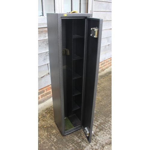 551 - A grey metallic finish gun cabinet/safe, 12 1/2