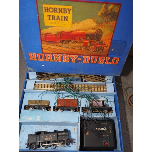 167 - A Hornby Dublo boxed set, including locomotive, three carriages and track, and a quantity of Streaml... 