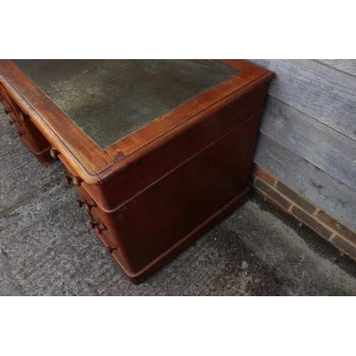 423 - A Victorian mahogany double pedestal desk, inset green leather top over nine drawers, on block base,... 