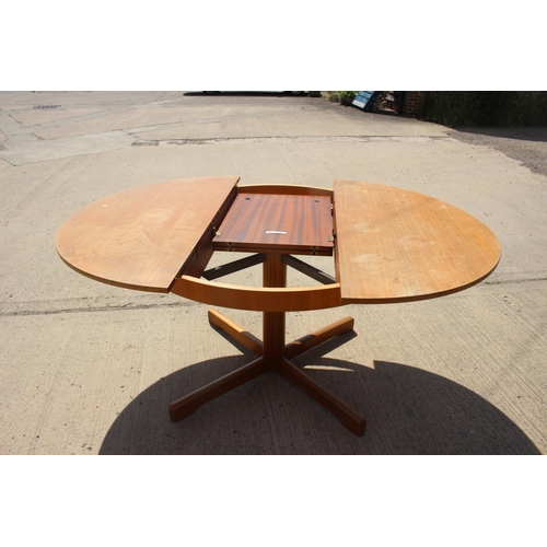 535 - A 1960s A H McIntosh teak circular extending dining table, on shaped column and quadruple splay supp... 