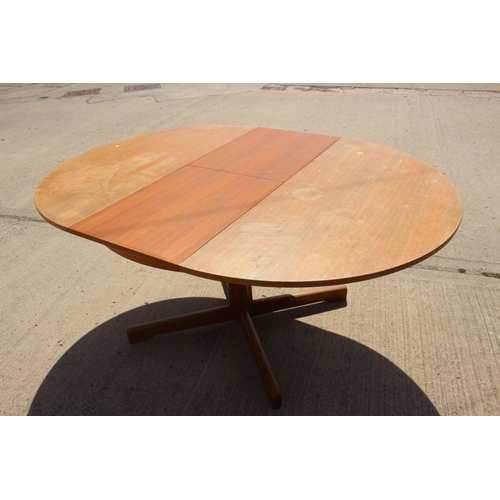 535 - A 1960s A H McIntosh teak circular extending dining table, on shaped column and quadruple splay supp... 