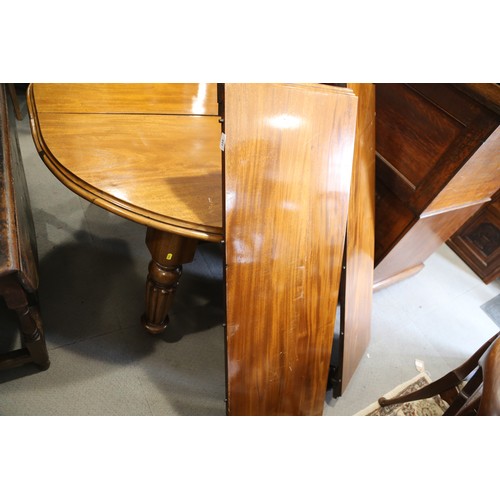 441 - A 19th century walnut oval extending dining table with two extra leaves, on fluted supports, 84