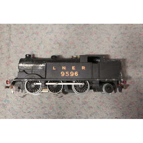 167 - A Hornby Dublo boxed set, including locomotive, three carriages and track, and a quantity of Streaml... 