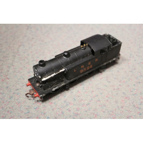 167 - A Hornby Dublo boxed set, including locomotive, three carriages and track, and a quantity of Streaml... 