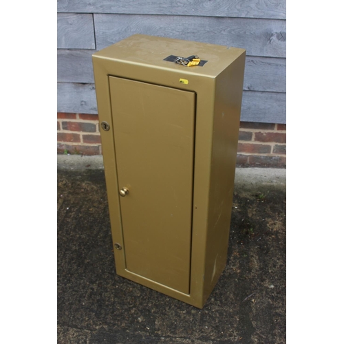 462 - A heavy duty high spec old gold finish gun cabinet/safe, with internal ammunition cupboard, 15 1/4