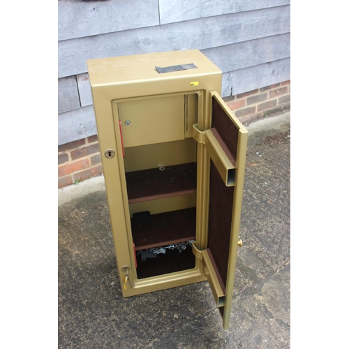 462 - A heavy duty high spec old gold finish gun cabinet/safe, with internal ammunition cupboard, 15 1/4