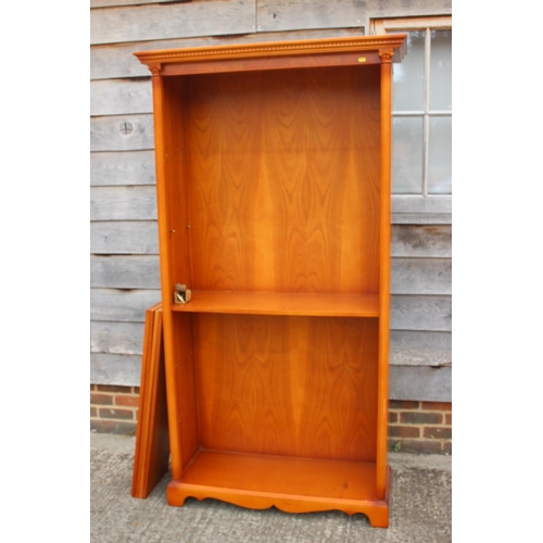 433 - A yew closed back bookcase with one fixed shelf and four loose shelves, 40