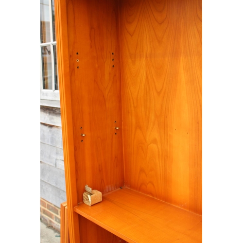 433 - A yew closed back bookcase with one fixed shelf and four loose shelves, 40