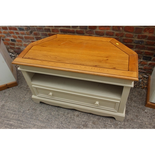 448 - A John Lewis Hungerford painted pine and pine top corner television stand, 40