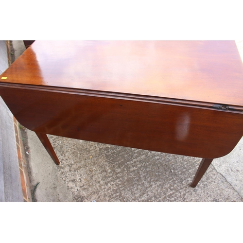 538 - A mahogany Pembroke dining table, fitted one drawer, on square taper supports, 41