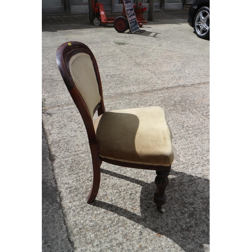 398 - A set of six Victorian mahogany showframe dining chairs with padded seats and backs, on turned and c... 