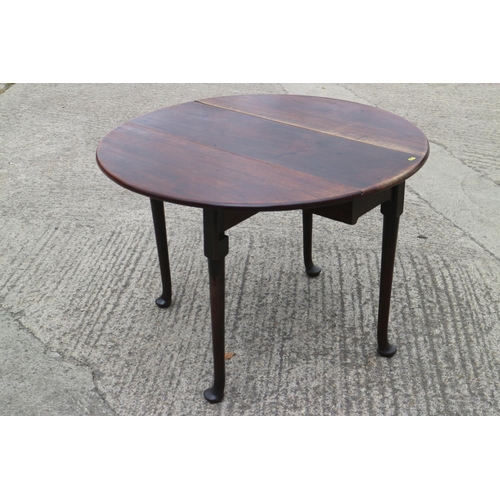 428 - A George III drop leaf dining table with pad feet, 40