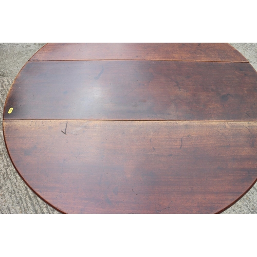 428 - A George III drop leaf dining table with pad feet, 40