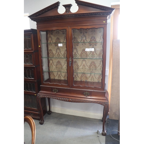 489 - A William Kent design carved mahogany display cabinet with broken pediment, over two glazed doors an... 