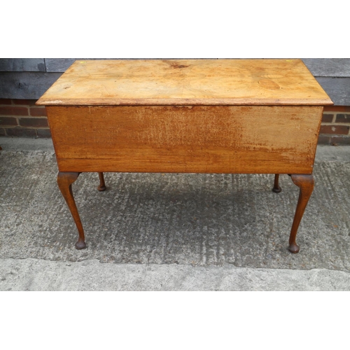 493 - A figured walnut dressing table, fitted three drawers, on cabriole supports, 41