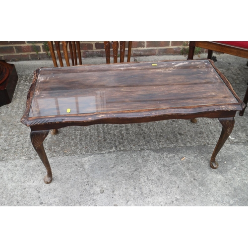 519 - A polished as mahogany coffee table with inset glass top, on cabriole supports, a similar nest of th... 