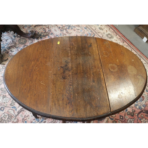 520 - An oak oval drop leaf gateleg table, on turned and stretchered supports, 25 1/2