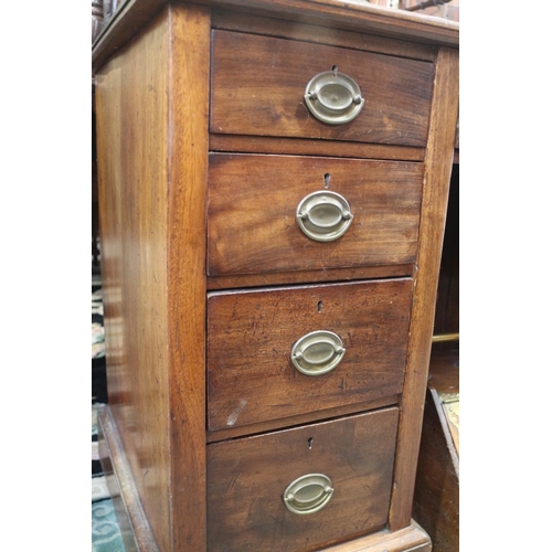 522 - An Edwardian mahogany kneehole desk with green leather lined top, over nine drawers with oval brass ... 