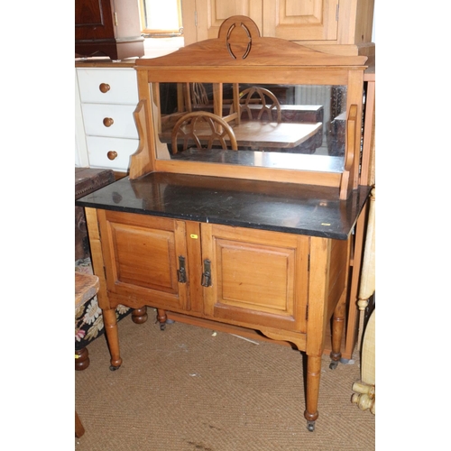 523 - An Edwardian satin birch marble top washstand with raised back over two doors, on turned supports, 3... 