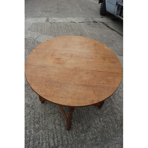 549 - An oak oval drop leaf dining table, on turned and stretchered supports, 43