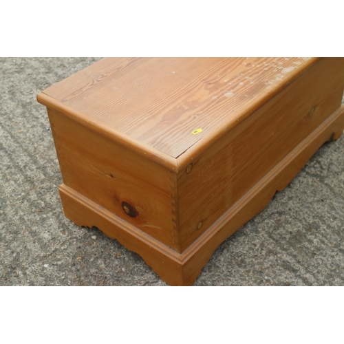 574 - A pine blanket box, 36