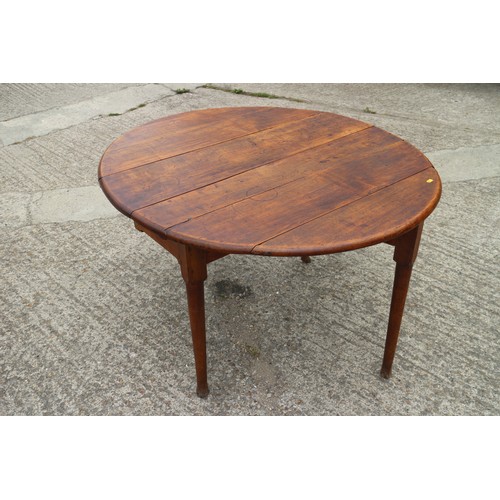 543 - An 18th century oval fruitwood dining table, on pole turned supports and pad feet, 41