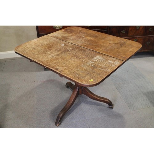 543 - An oak oval drop leaf dining table, on turned and stretchered supports, 43