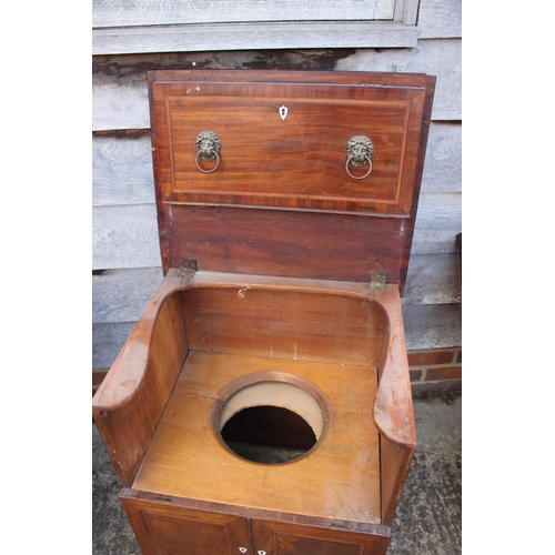 384 - A Georgian mahogany and banded close stool/commode with lift-up lid and lion mask ring handles, on s... 