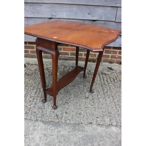 508 - An Edwardian mahogany two-tier Sutherland table, on cabriole supports, 32 1/2