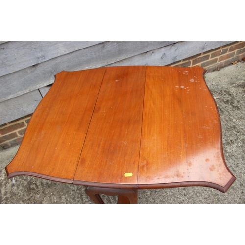 508 - An Edwardian mahogany two-tier Sutherland table, on cabriole supports, 32 1/2