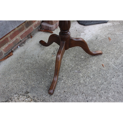 495 - A mahogany circular top occasional table, on turned column and tripod splay support, 30