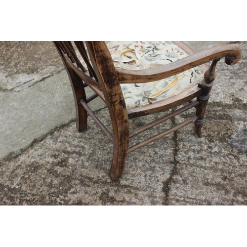 550 - An early 20th century Windsor 5 X lath back elbow chair, on turned supports