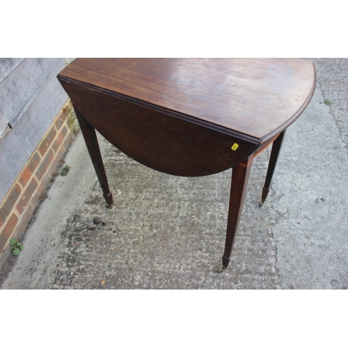 446 - A late Georgian mahogany Pembroke table, on square taper castored supports, 37