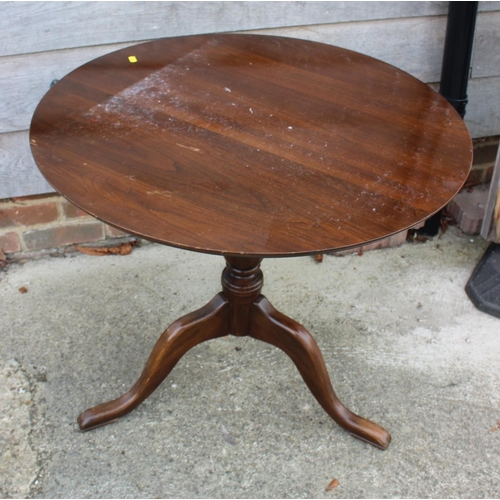 524 - A mahogany circular top occasional table, on turned column and tripod splay support, 30