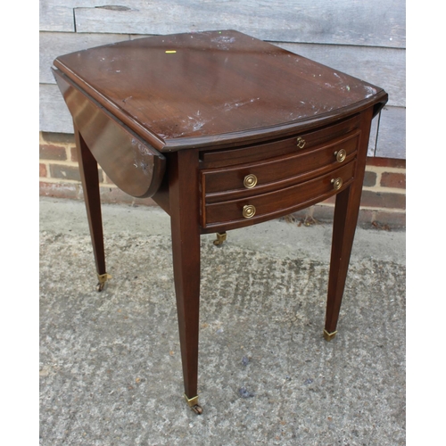 526 - A mahogany oval drop leaf table, fitted one deep drawer, on tapering supports, 36