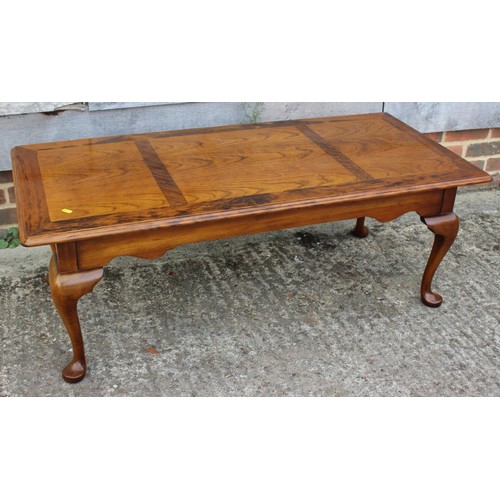 524 - A mahogany circular top occasional table, on turned column and tripod splay support, 30