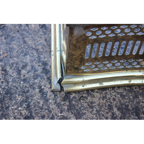 147 - An early 19th century pierced brass serpentine fender curb, 48